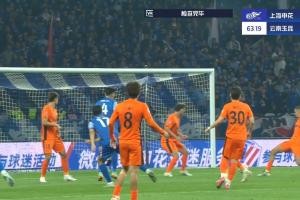 申花1-1扳平玉昆！ 高天意凌空射门，皮球打在内内身上折射入网