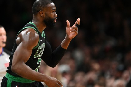 pp电子试玩-调整一下手感！杰伦·布朗半场中投不准&amp;两分球仅9中2