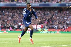 巴黎圣日耳曼官方：登贝莱的伤情正在向有利的方向发展