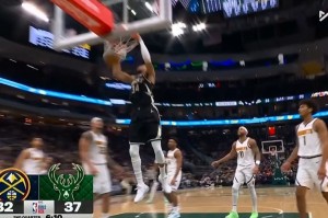 pp电子试玩-根本拦不住！字母哥写意转身轻松双手暴扣