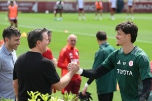 PP电子-续约？罗马发布主席和斯维拉尔握手照片，训练后疑似密谈一个小时